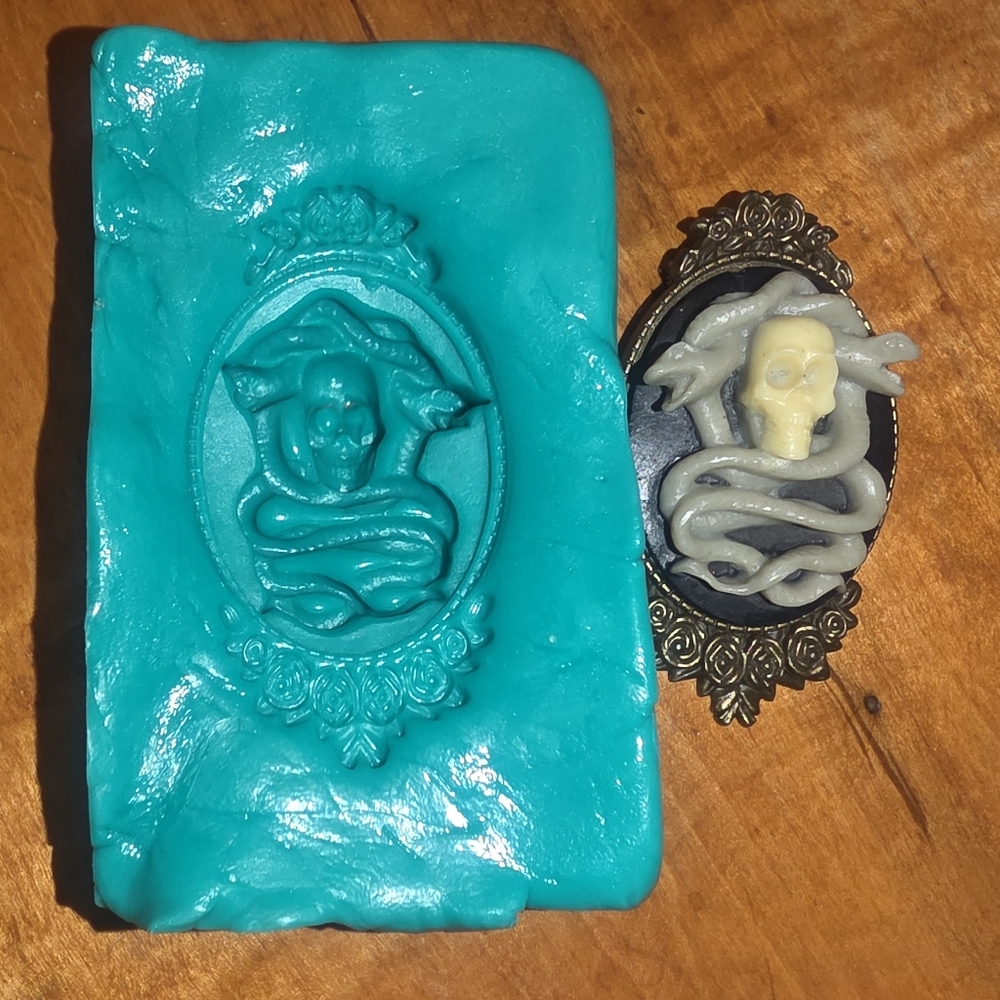 Skull With Snakes Pendant Gothic Frame Jewelry Mold (Mould) 5 cm x 2.25 Cm